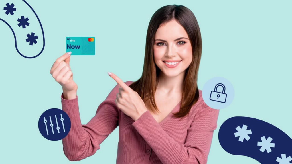 mujer señalando tarjeta